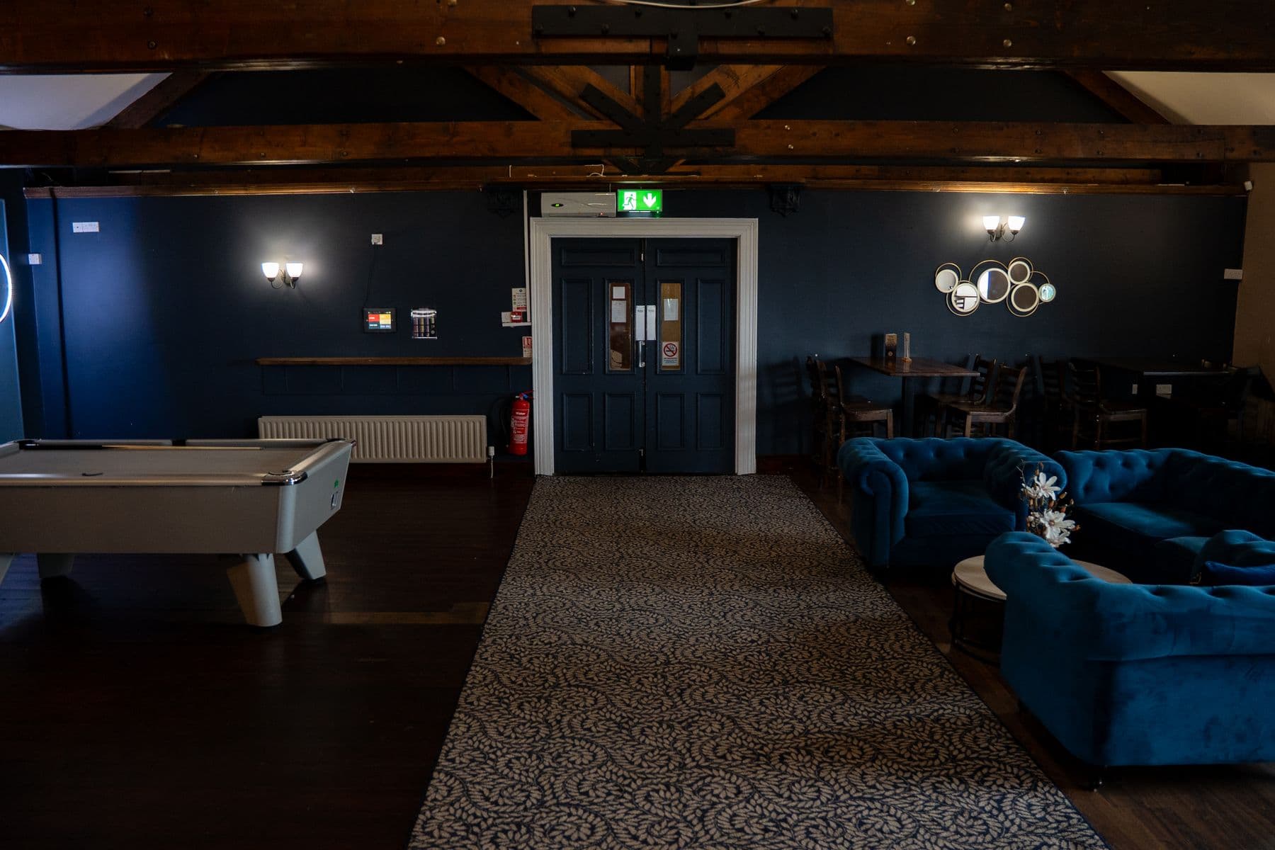 Bar & lounge